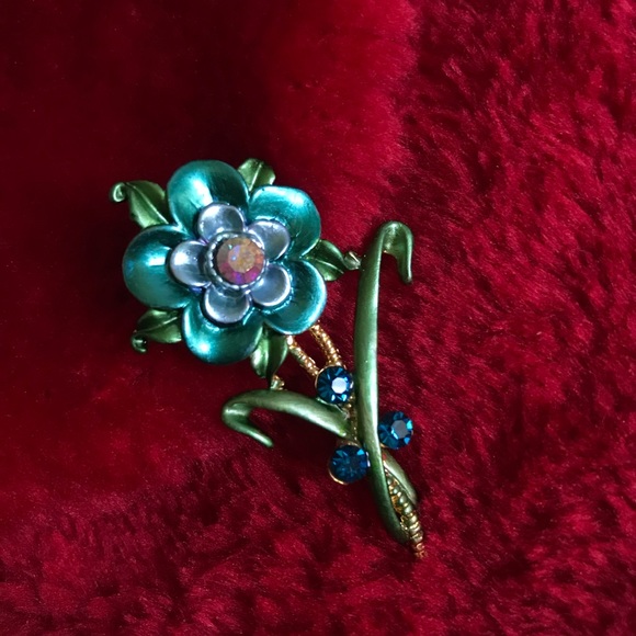 Vintage Crystal and Enamel Flower Brooch Pin - Picture 2 of 11